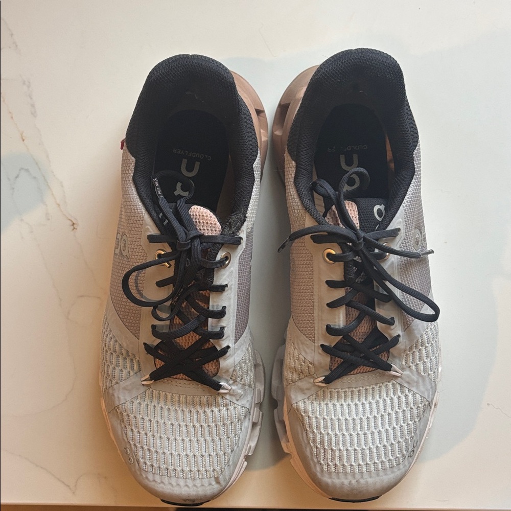 On cloud Running Gray and Black Athletic Shoes - Picture 2 of 5